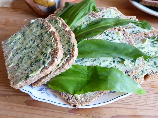 Bärlauchbutter eignet sich besonders gut als Brotaufstrich.