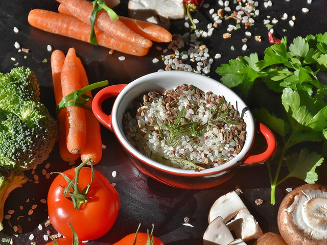 Reis Frittata mit Kräutern und Gemüse verfeinern Zu der Reis Frittata passt frisches Gemüse. Werde kreativ mit den Gewürzen deiner Wahl.