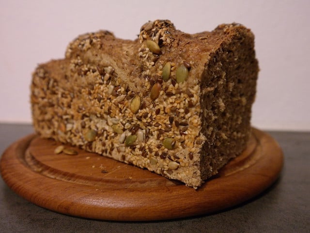 So bereitest du das Vollkornbrot zu Um Vollkornbrot selber zu backen, brauchst du nur wenige Zutaten.