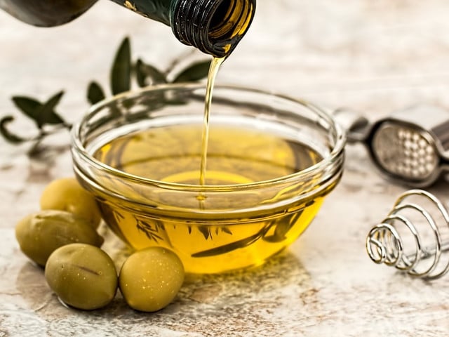 Zum Frittieren eignen sich hitzebeständige Öle wie z. B. Rapsöl, Kokosöl oder Olivenöl.