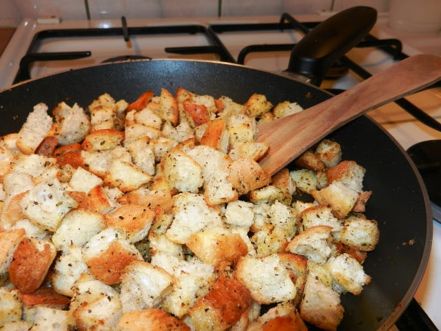 Serviervorschlag für die kalte Tomatensuppe Croutons kannst du ganz einfach selber machen.