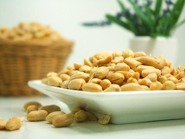 Geröstete Erdnüsse eignen sich als Topping für das Erdnuss-Curry.