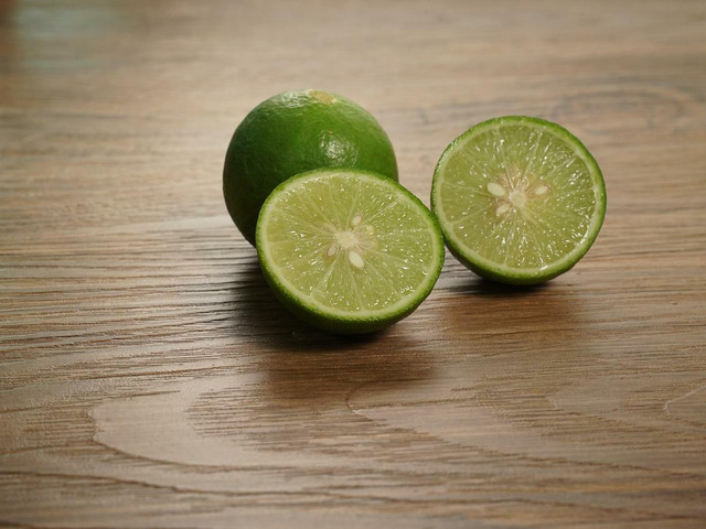 Tipps für einen alkoholfreien Mexikaner-Shot Einen alkoholfreien Mexikaner-Shot kannst du mit etwas Limettensaft aufpeppen.