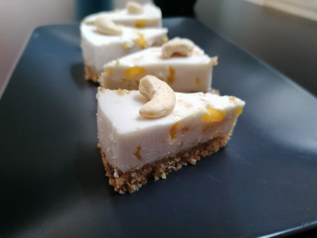 Raw Cake mit Mango und Kokos.