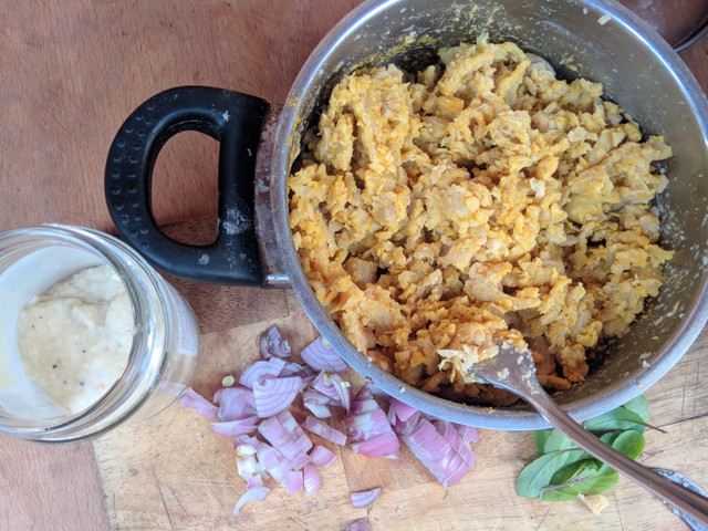 Veganer Eiersalat: Tipps und Variationen Für den veganen Eiersalat musst du die Kichererbsen und Nudeln zerdrücken.