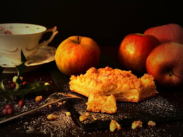 Apfelkuchen mit Mürbeteig variieren: So geht’s Wenn du möchtest, kannst du den Apfelkuchen aus Mürbeteig mit Streuseln toppen.