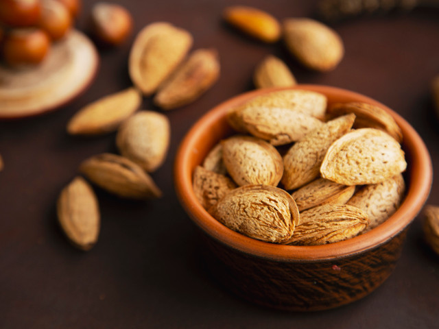 Bienenstichplätzchen: Süßes Mandelgebäck zum Selbermachen Bienenstichplätzchen werden mit einer süßen Kiste aus Mandelblättchen verziert.