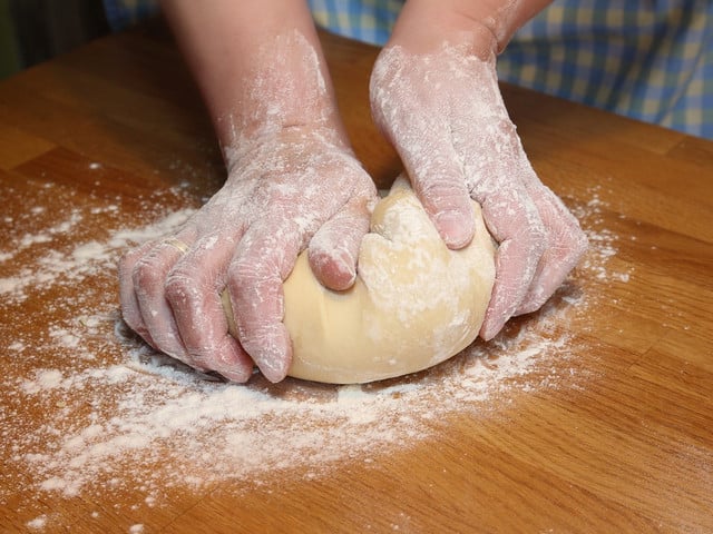 Das Besondere am Teig für die Focaccia Barese: Er enthält eine Kartoffel.