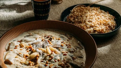 Shakriyeh mal anders: Austernpilze und Schalotten in Kardamom-Joghurt
