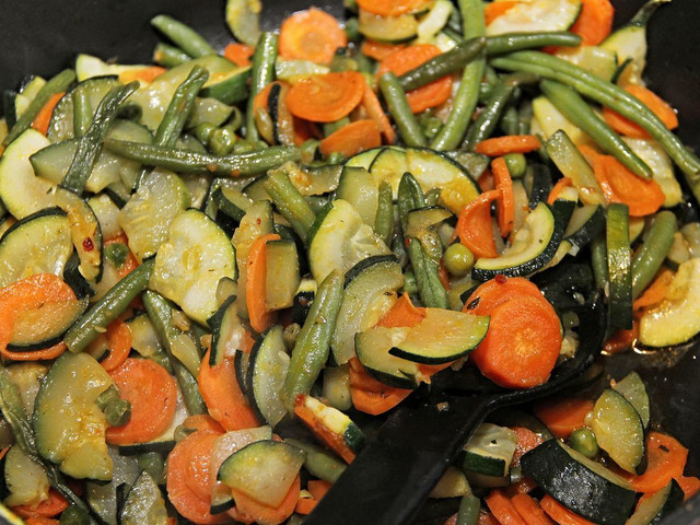 Eine Gemüsepfanne passt gut zu den Brokkoli-Bratlingen.
