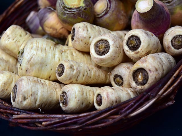 Ist dir Rosenkohl allein zu langweilig, kannst du ihn zusammen mit Pastinaken im Backofen zubereiten.