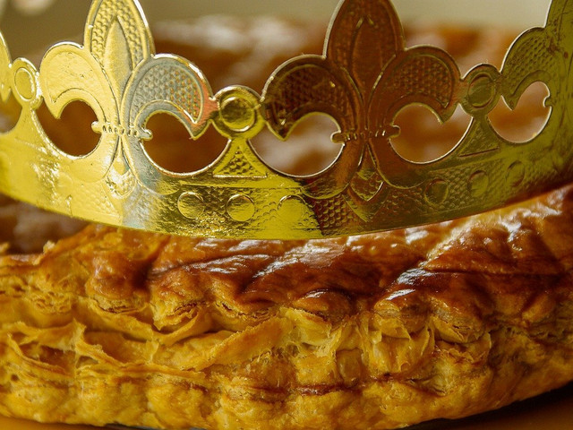 In Frankreich ist ein Dreikönigskuchen aus Blätterteig mit Mandelfüllung weit verbreitet.