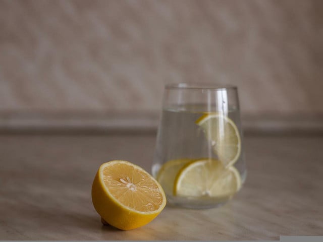 Aus Zitronensaft, Chiasamen und Wasser kannst du die Internal Shower selbst herstellen.
