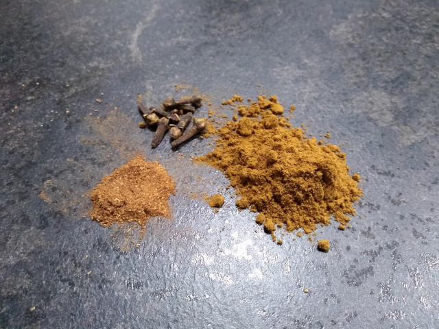 Zimt, Nelke und Anis: Die drei Gewürze des Glüh-Gin.