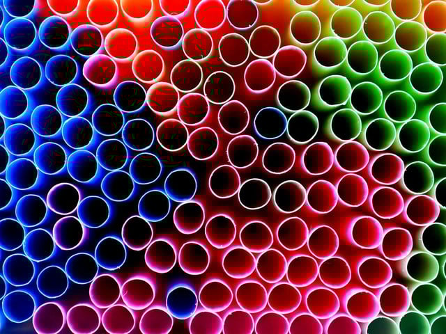 Bubble Tea wird in Plastikbechern verkauft, in denen Strohhalme stecken.