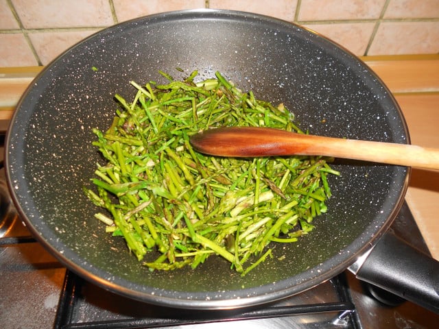 Den Spargel brätst du am besten in einer Pfanne.