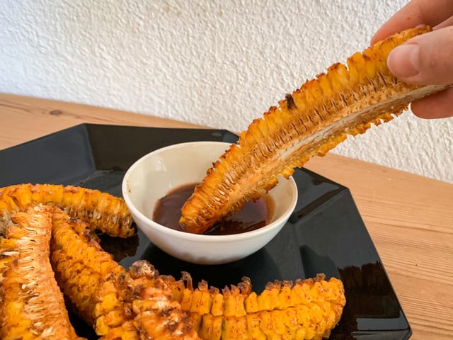 Serviere zu den Corn Ribs verschiedene Dips.