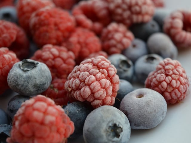 Für die Silvesterbowle verwendest du außerhalb der Saison am besten tiefgekühlte Beeren aus heimischem Anbau.