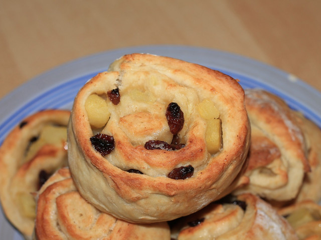 Apfelschnecken backen: So gelingt dir das Gebäck Apfelschnecken aus Hefeteig sind schnell und einfach zubereitet.