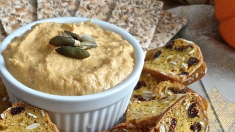Hummus mit gegrillter Paprika: Rezept für den würzigen Dip