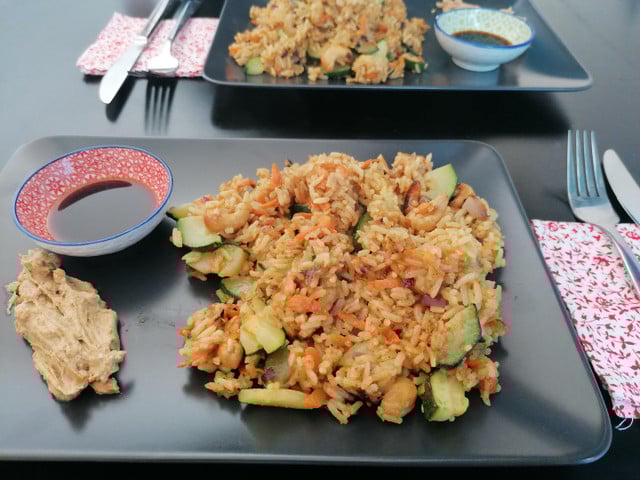 Biryani vegan mit Zucchini und Möhre zubereiten. 