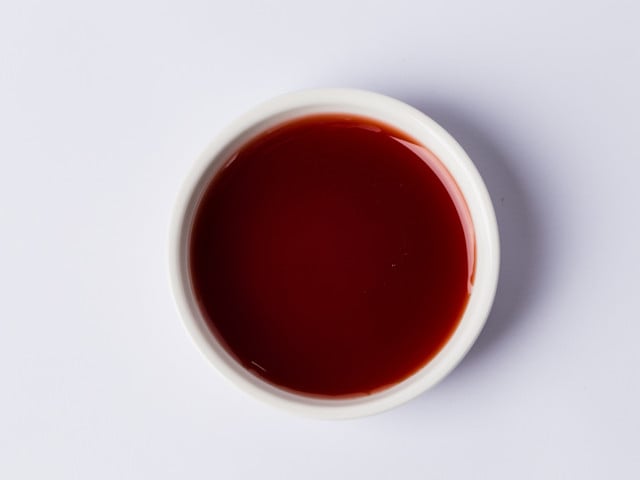 Hagebutten-Sirup selber machen: So geht’s Hagebutten-Sirup hat eine kräftige rote Farbe.