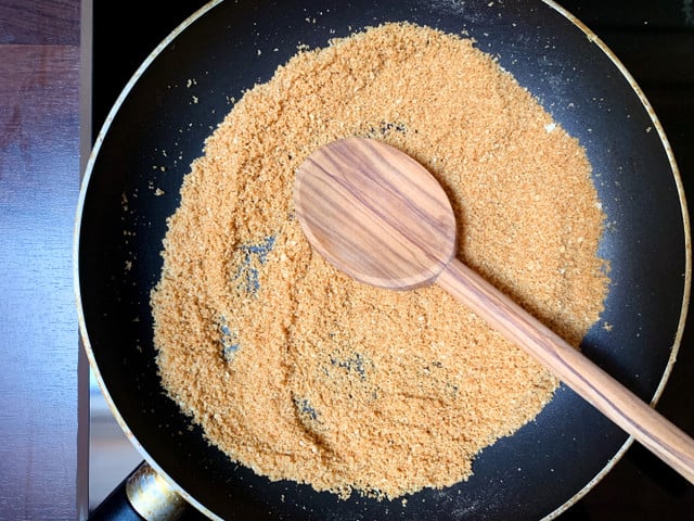 Geröstete Semmelbrösel machen sich gut als Ummantelung für die Nougatknödel.