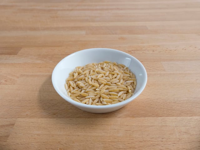 Kritharaki kannst du zum Beispiel als Nudelsalat zubereiten.