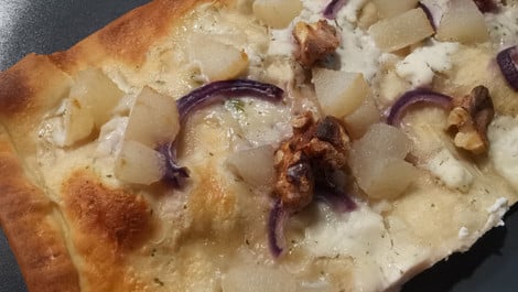 Flammkuchen mit Birne und Walnüssen: Schmackhaftes Rezept
