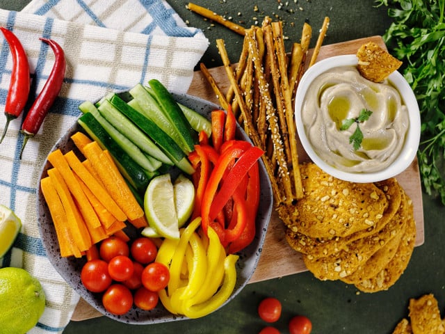Maibowle: das passt dazu Serviere eine Gemüse-Snackplatte zur Maibowle.
