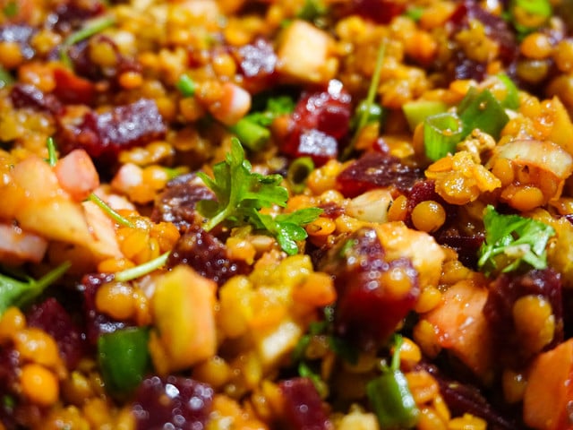 Linsensalat mit Roter Bete: Ein einfaches Mealprep-Rezept Dieser Linsensalat mit Roter Bete ist lecker und sättigend.