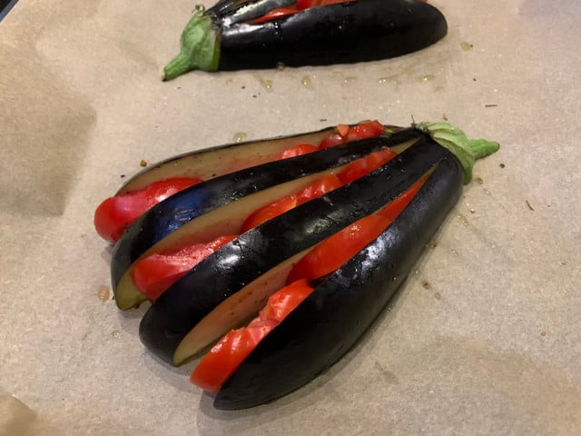 Stecke die Tomaten in die Spalten.