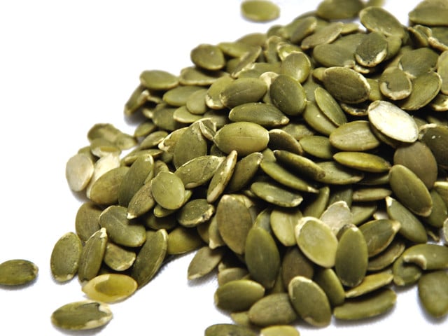 Welche Vorteile hat es, Proteinpulver selber zu machen? Neben Hanf- und Chiasamen brauchst du Kürbiskerne, um ein gesundes Proteinpulver selber zu machen.
