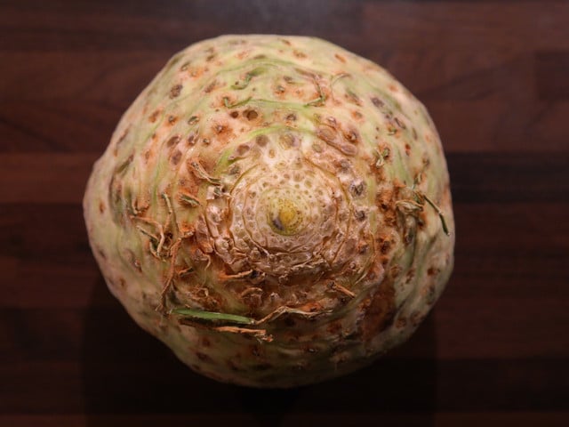 Eine Knolle Sellerie bildet die Grundlage für diese leckere Sellerielasagne.