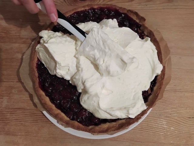 Die geschlagene Sahne kannst du einfach auf dem ausgekühlten Kuchen verteilen. 