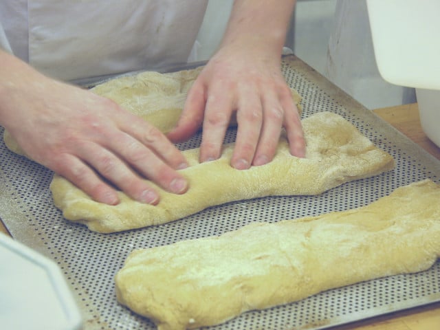 Ein Panuozzo wird ähnlich geformt wie ein Ciabatta.