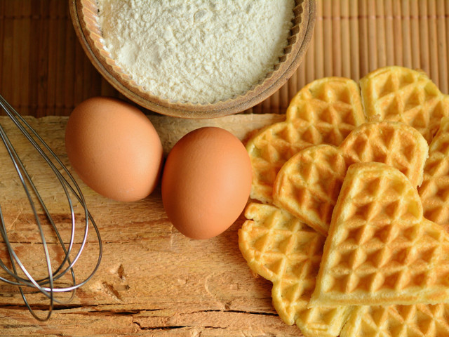 Schlehenkompott aufbewahren und verwenden Das süß-saure Schlehenkompott passt zum Beispiel gut zu Waffeln.