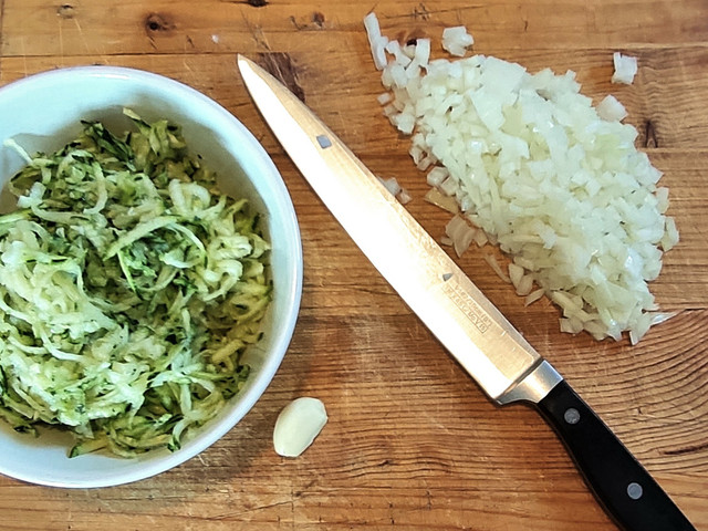 Da die Zucchini viel Feuchtigkeit enthält, solltest du sie gut ausdrücken.