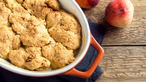 Pfirsich-Cobbler: Rezept für den saftig-knusprigen Auflauf