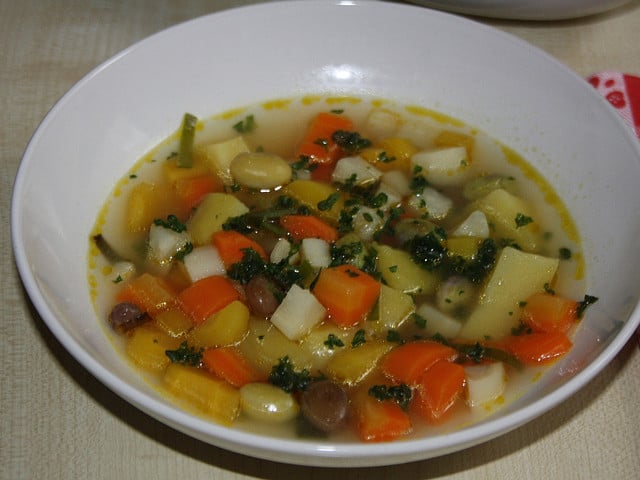 Gesunde Suppen enthalten nicht nur Gemüse sondern oft auch Hülsenfrüchte oder Getreide als Einlage..