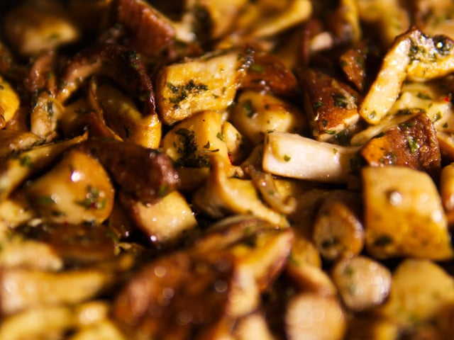 Unser Rezept für marinierte Champignons kannst du ganz einfach abwandeln.