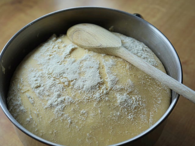 Zum Brotbacken brauchst du einen ofenfesten Topf.