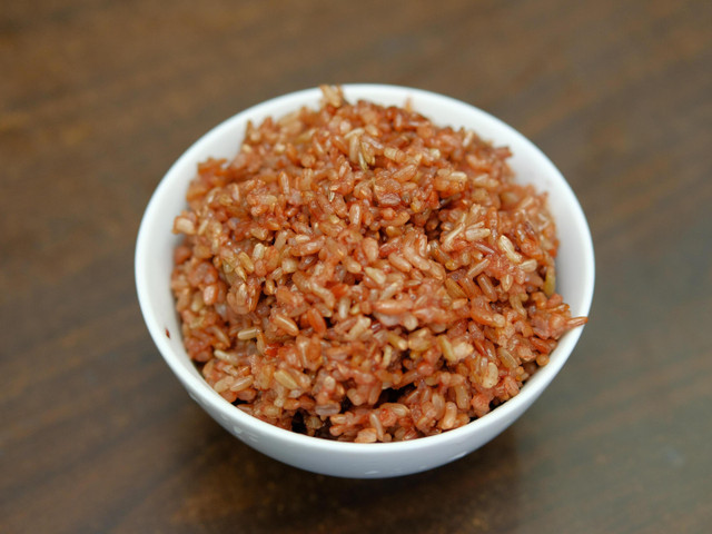 Die Reisfüllung für die Kohlrabiröllchen kannst du nach Geschmack variieren.