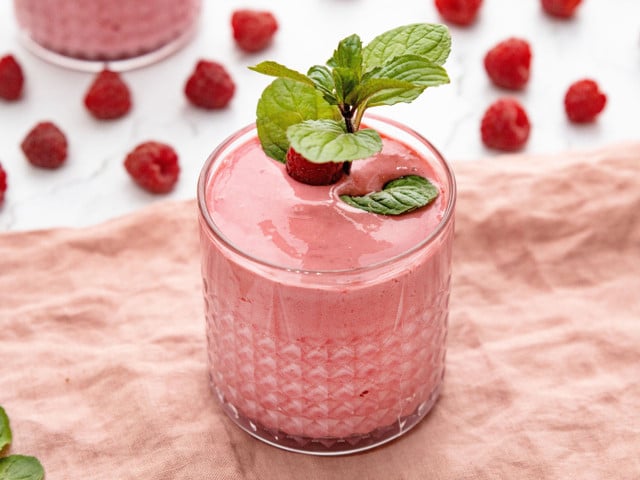 Den viralen Glow-Drink kannst du aus wenigen Zutaten selber machen.