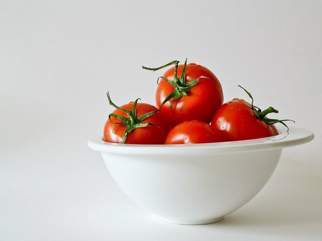 Für Tomatenmark brauchst du vollreife Tomaten.