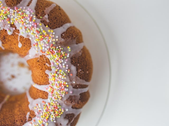 Osterkuchen: Das Rezept Der Osterkuchen wird mit Orangenschale und Orangensaft verfeinert.