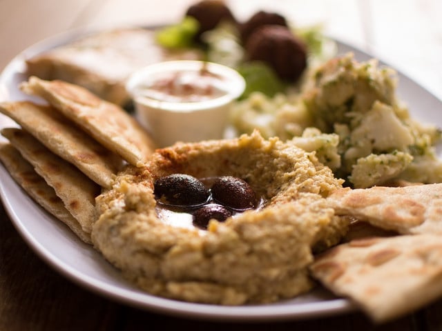 Ras-el-Hanout-Hummus servierst du stilecht mit Fladenbrot.