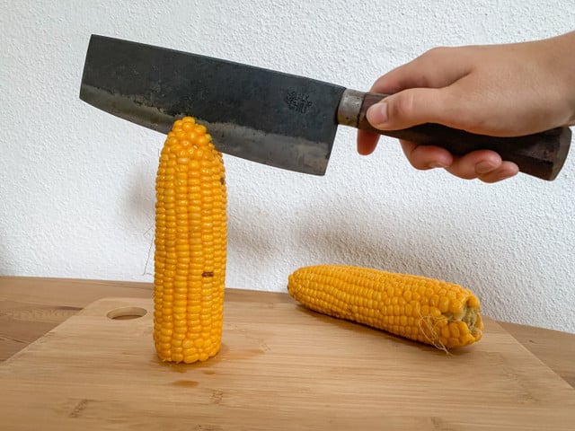 Sei unbedingt vorsichtig beim Schneiden der Corn Ribs.