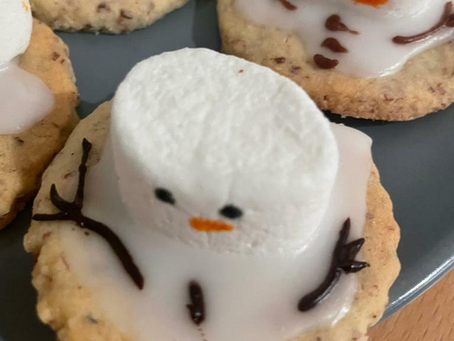 Beim Verzieren der Melted-Snowman-Cookies kannst du deiner Kreativität freien Lauf lassen.