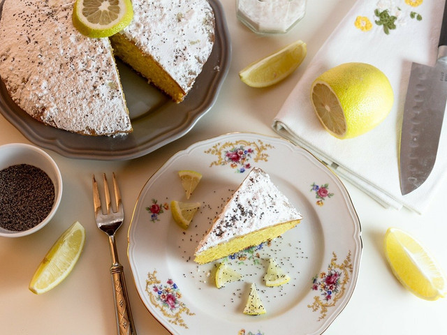 Der Wasserkuchen kann ganz einfach abgewandelt werden - zum Beispiel mit Zitrone.